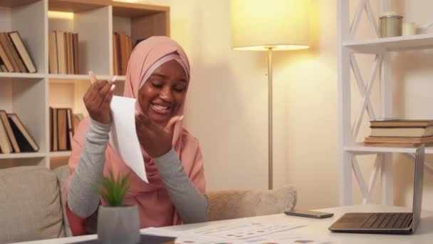 온라인 프레젠테이션 논의를 히잡을 긍정적 책상에 노트북에 문서를 — 비디오