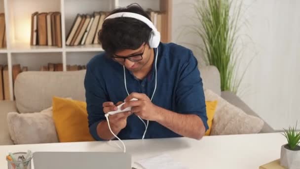 Virtuální Hra Šťastný Muž Digitální Zábava Nenucený Chlap Sluchátkách Zapojený — Stock video