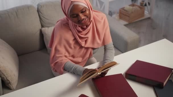 Profiter Éducation Femme Inspirée Etude Distance Positif Oriental Dame Assis — Video