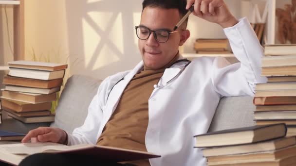 Badania Lekarskie Edukacja Medyczna Kwalifikacje Zawodowe Pensive Inteligentny Mężczyzna Stażysta — Wideo stockowe