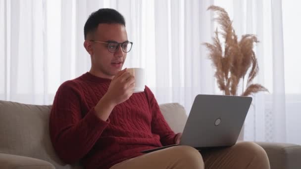 Digitales Wochenende Ruhe Hause Freischaffende Freizeit Entspannter Mann Mit Becher — Stockvideo