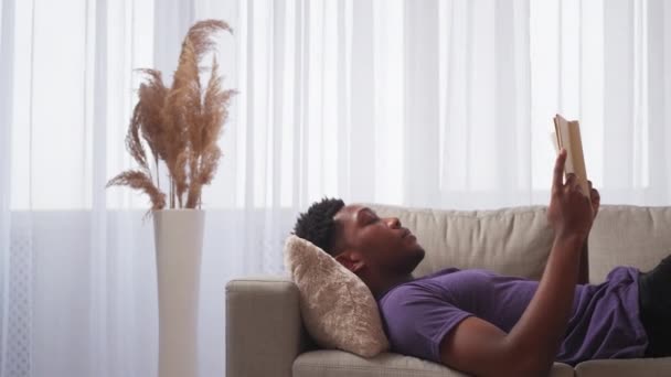 Odpočinek Víkendový Volný Čas Líná Neděle Uvolněný Vyčerpaný Chlap Čtení — Stock video
