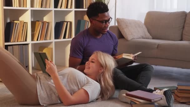 Romantische Lektüre Paarweises Hobby Wochenendruhe Entspannte Multikulturelle Freunde Mit Offenen — Stockvideo