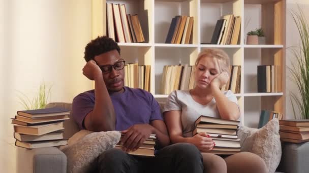 Étude Ennuyeuse Apprendre Fatigue Épuisement Éducation Fatigué Paresseux Deux Étudiants — Video