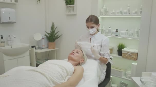 Salão Beleza Procedimento Rejuvenescimento Tratamento Profissional Muito Cosmetologista Preparando Mulher — Vídeo de Stock