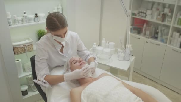 Zabieg Kosmetyczny Pielęgnacja Twarzy Terapia Pielęgnacyjna Skóry Profesjonalny Kosmetolog Odżywia — Wideo stockowe