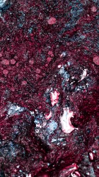 垂直ビデオ カラフルな液体抽象的な背景 インクの水の流れ 粒子のテクスチャフラット表面に浮かぶ赤いバラピンクブルーの輝き塗料泡 Redシネマカメラで撮影 — ストック動画
