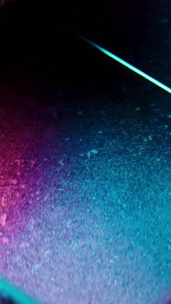 Vertikální Video Zářivka Pozadí Rotace Skleněné Kostky Rozostřený Neonově Růžová — Stock video