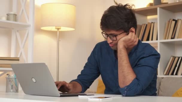 Trabalho Desinteressado Homem Entediado Comunicação Online Casual Cara Sombrio Digitando — Vídeo de Stock