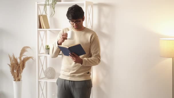 Relaxa Homem Leitura Desfrutando Lazer Sorrindo Cara Casual Beber Café — Vídeo de Stock