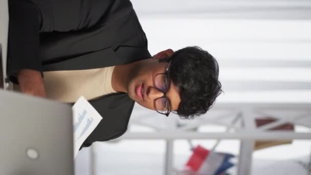 Vídeo Vertical Reunião Online Trabalhador Masculino Relatório Financeiro Homem Inteligente — Vídeo de Stock