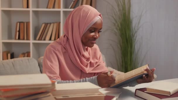Geïnspireerd Onderwijs Gelukkige Vrouw Huiswerk Studie Glimlachende Dame Hijab Zit — Stockvideo