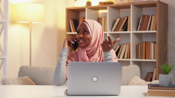 Mobilkommunikation Inspirerad Kvinna Distansarbete Glad Dam Hijab Talande Smartphone Sittbord — Stockvideo