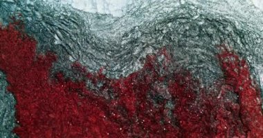 Mürekkep akışı. Parlak sıvı soyut arkaplan. Kırmızı gri renk parlak boya, sıvı dalga tanecikleri düz yüzey dokusu. RED Sinema Kamerasında Çekim.