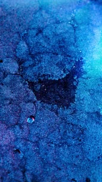 垂直ビデオ ネオンの背景 明らかに効果がある 水を塗れ 控えめな青ピンク色の輝く輝き泡液体フラット抽象的な表面 Redシネマカメラで撮影 — ストック動画
