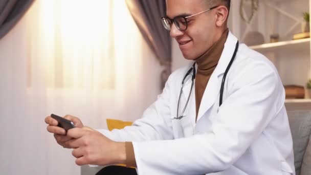 Docteur Loisir Divertissement Mobile Pause Ligne Excité Médecin Satisfait Homme — Video