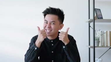 Başarı kutlaması. Çevrimiçi çağrı. Zafer tebriği. Gururlu mutlu adam el çırpıyor. İçişleri Bakanlığı 'nda baş parmağıyla destekliyor..