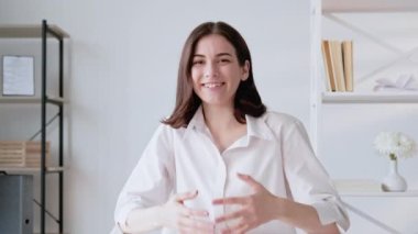 İnternetten eğlenceli sohbetler. Sanal arama. Mesafe iletişimi. Mutlu kadının el sallayıp gülüşü güldü ve internette konuştu. Uzun video çekimi.