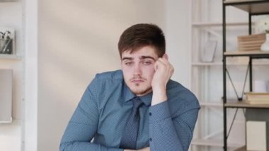 Sıkıcı iş. Sanal toplantı. Mesafe konferansı. Uykulu, uykulu bir iş adamı ev ofisinin içini boş alanla dinlemekten yoruldu. Uzun video çekimi.
