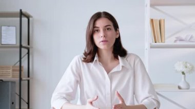 Uzaktan görüşme. Çevrimiçi yönetim. İnternet gezintisi. Kendine güveni tam bir yönetici kadın, modern ofis içinde konuşuyor. Uzun video çekimi.