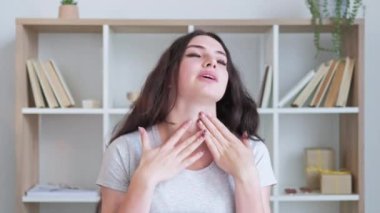 Kadın video bloğu. Çevrimiçi görüşme. Canlı yayın. Heyecanlı, coşkulu bir kadın el sallayarak ev içinde merhaba diyor. Uzun video çekimi.