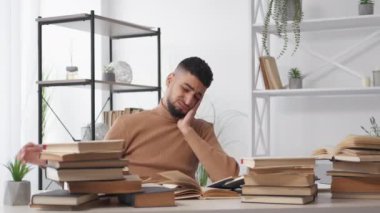 Sıkı eğitim. Bitkin bir adam. Sınav hazırlanıyor. Yorgun, uykusuz bir adam kitap yığını içinde oturmuş, iç mekânda depresyon hissediyor..