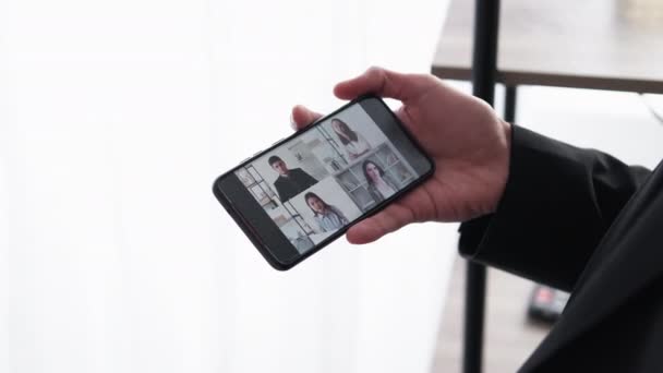 Utbildning Nätet Affärskurser Mobil Anslutning Oigenkännlig Man Med Virtuell Konferens — Stockvideo