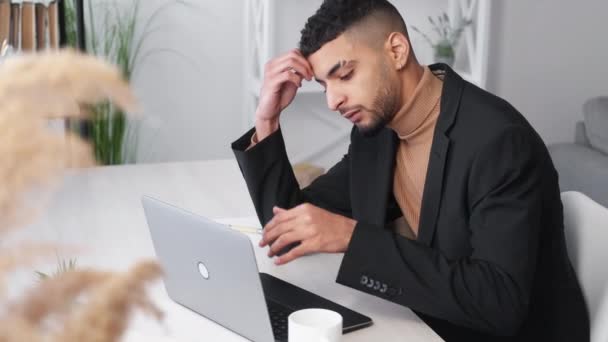 Prazo Projecto Homem Exausto Tecnologia Informática Cansado Cara Trabalhando Laptop — Vídeo de Stock