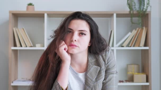 Znudzony Pracownik Konferencja Internetowa Zdalny Wywiad Zmęczona Śpiąca Wyczerpana Bizneswoman — Wideo stockowe