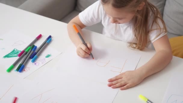 Ξένη Εκπαίδευση Εμπνευσμένο Κορίτσι Δημιουργικό Μάθημα Ντροπαλό Θηλυκό Παιδί Σχέδιο — Αρχείο Βίντεο