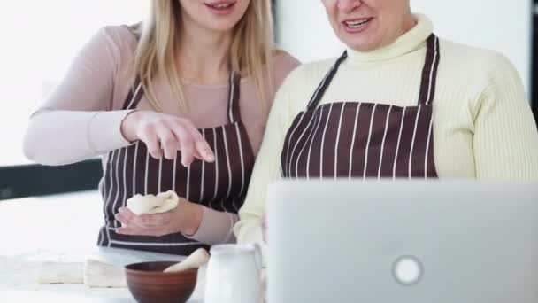 Bäckereikurse Inspirierte Frauen Familienfreizeit Glückliche Mutter Und Tochter Suchen Video — Stockvideo