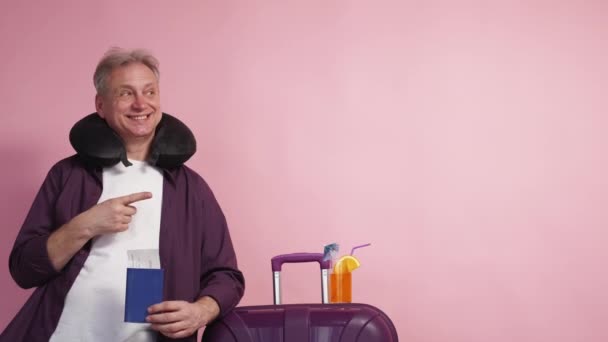 Гарячий Тур Захоплена Людина Рекламний Фон Щасливий Чоловік Середнього Віку — стокове відео