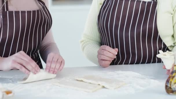 Kreatywność Piekarnicza Rodzinna Kuchnia Ciepła Atmosfera Nierozpoznawalne Dwie Kobiety Komunikujące — Wideo stockowe