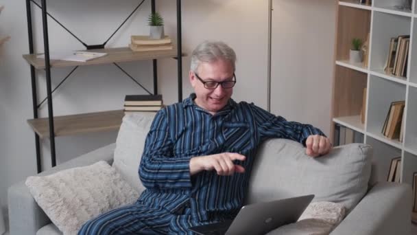 Reunião Online Homem Feliz Vida Virtual Positivo Envelhecido Macho Pijama — Vídeo de Stock