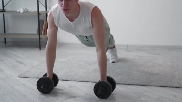 Körperliche Fitness Sportlicher Mann Heimtraining Starker Fröhlicher Kerl Beim Liegestütztraining — Stockvideo