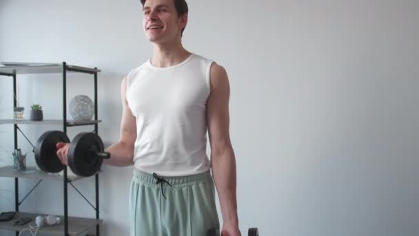 Užívám Sportu Šťastný Muž Domácí Fitness Usmívající Ležérní Chlap Zvedání — Stock video