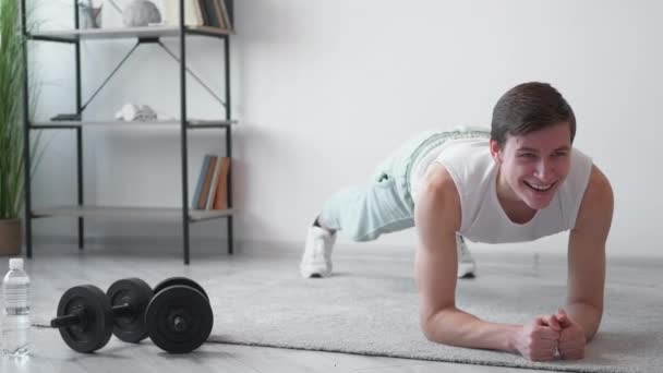 Fitness Trénink Inspirovaný Muž Domácí Cvičení Silný Šťastný Chlap Dělá — Stock video