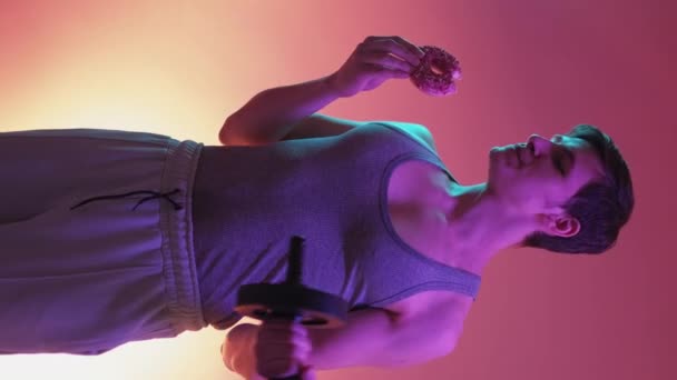 Vertikales Video Fast Food Sucht Fitnessmann Porträt Neonlicht Starker Glücklicher — Stockvideo