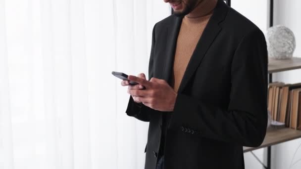 Virtuelles Leben Glücklicher Mann Mobilfunk Eleganter Lächelnder Kerl Tippt Smartphone — Stockvideo