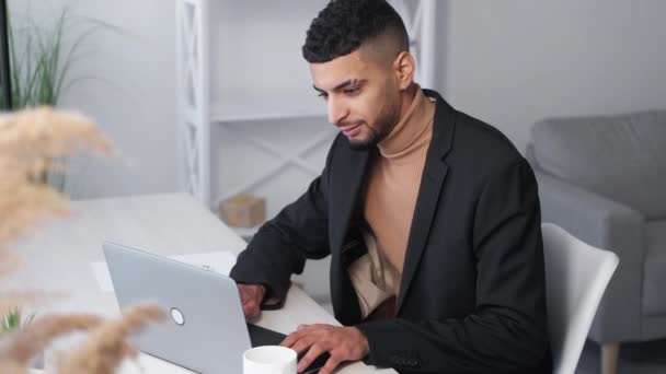 Trabalho Distância Homem Elegante Comunicação Online Sorrindo Cara Olhar Casual — Vídeo de Stock