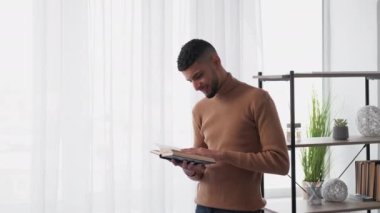 İyi okumalar. Gülümseyen adam. İlginç bir edebiyat. Gündelik ilham veren adam kitabın sayfalarını çeviriyor. Pencere aydınlatma odasının içinde kalıyor..