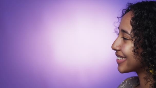 霓虹灯肖像 简介女人 广告背景 漂亮的快乐女士卷发呈紫色蓝色背景复制空间 — 图库视频影像