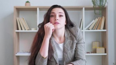 Yorucu bir iş. Tembel toplantı. Pazartesi yorgunluğu. Modern ofis içinde boş alan dinlerken uyuyakalan sıkıcı bir kadın. Uzun video çekimi.