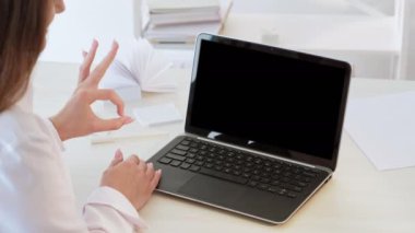 İnternet onayı. Video röportajı. Uzaktan profesyonel anlaşma. Tanımlanamayan iş kadını boş uzay siyah ekranlı bir dizüstü bilgisayarda iyi görünüyor.