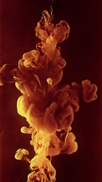 垂直ビデオ 水に塗料の混合物 煙の爆発だ オープナー 暗い蒸気雲のオレンジ色の流体水中爆発抽象的なアートの背景 — ストック動画