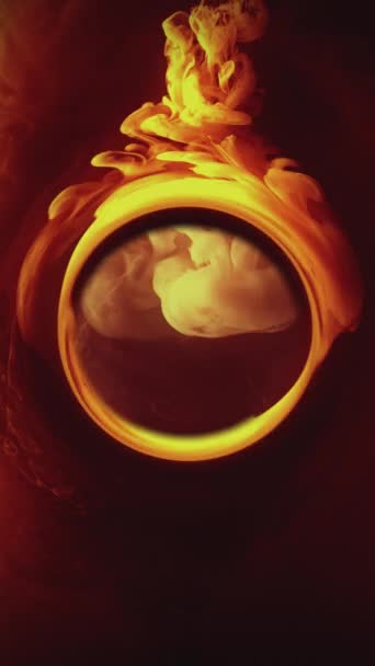 垂直ビデオ カラースモークリング 渦を描く 占星術の紹介 濃い黒の抽象的な背景を燃焼上の黄金のオレンジ色の蒸気充填ラウンドフレーム — ストック動画