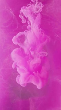 Dikey video. Boya suyu sıçraması. Duman bulutu. Geçiş katmanı. Magenta pembe mürekkep parlak buhar dokusu soyut arkaplan üzerinde hareket yayıyor.