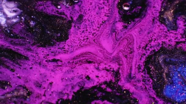 色を混ぜる 流体魔法だ 創造的な絵画 マクロ撮影で黒と一緒に浮遊し 混合液体塗料の紫色のストリーム — ストック動画