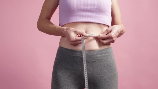 Gewichtsverlust Check Frau Mittleren Alters Körperbehandlung Unerkennbare Dame Mit Maßband — Stockvideo