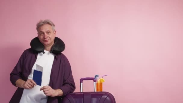 Cesta Dovolenou Spokojený Muž Reklama Pozadí Šťastný Muž Středního Věku — Stock video